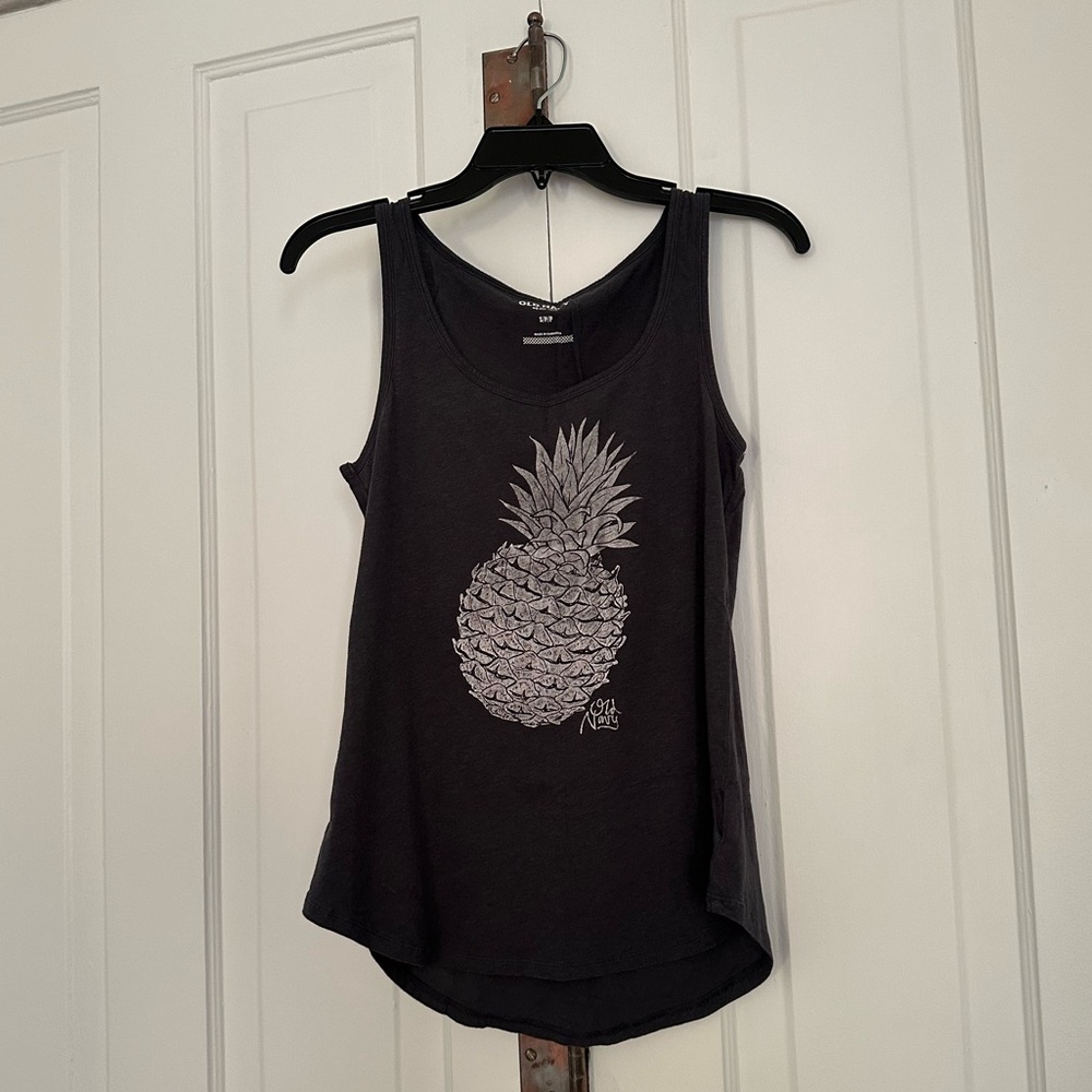 Old Navy beach inspired pineapple tank • Size Small